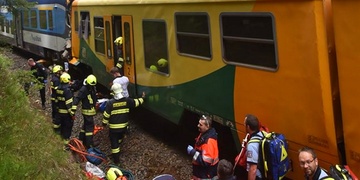 Srážka vlaků, na místě jsou mrtví i desítky zraněných
