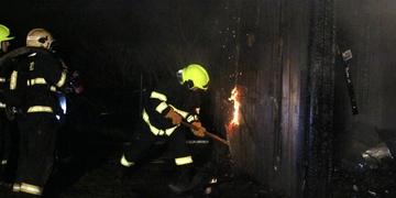 Oheň zcela zničil chatu, poblíž zadrženi podezřelí
