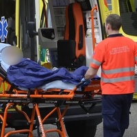 Muž brutálně zbil šestileté dítě, mimo jiné s ním i z výšky mrštil o zem