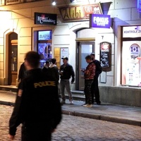 Opilí mladiství řádili v centru Plzně