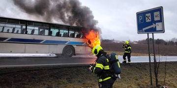 Autobus začal za jízdy hořet
