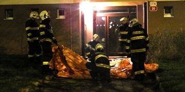 Hasiči a záchranáři rozmluvili muži skok z okna, gratulujeme!