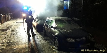 Auto bylo ohněm zcela zničeno