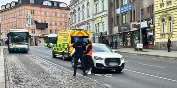 Značně podivný střet auta s chodcem na Americké třídě
