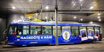 Nová tramvaj v barvách městské policie