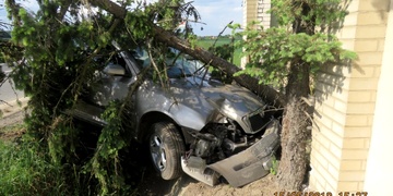 Řidič usnul za volantem a naboural auto, strom i plot