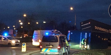 Převrácený přívěs zablokoval kruhový objezd