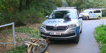 Střet mladistvého motorkáře s policejním vozem