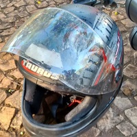 Motorkář najel do plotu a nyní bojuje o život