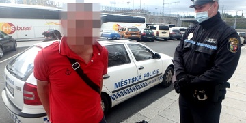 Agresivní opilec obtěžoval cestující na nádraží