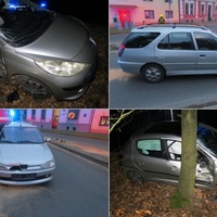 Havárie na kruhovém objezdu i do stromu