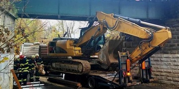 Poškodil bagr, most i Mercedes