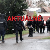 Povstání v zařízení pro uprchlíky, běženci demolují vybavení a napadají policisty