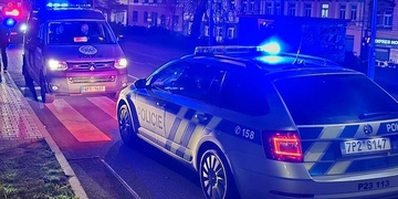 Teprve osmnáctiletý mladík přepadl osmatřicetiletou ženu