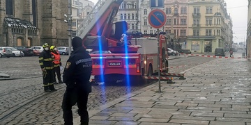 Hasiči museli vyjet odstranit sníh z římsy