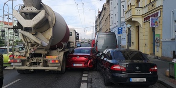 Domíchávač vytlačil auto ze silnice