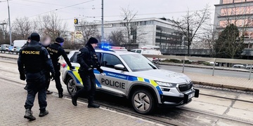 Cestující přímo v tramvaji manipuloval se zbraní