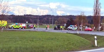 Cyklistu smetlo auto odražené po předchozí nehodě, muž bohužel nepřežil