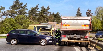 Střet tří vozů komplikuje dopravu na hlavním tahu z Plzně na Karlovy Vary