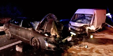 Střet dodávky s osobním vozem, hasiči vyprošťovali dva zraněné