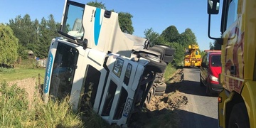 Kamion si ustlal v příkopu