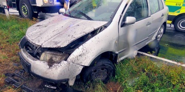 Auto se po nárazu do pařezu převrátilo přes střechu