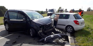 Při čelním střetu byli zraněni tři lidé