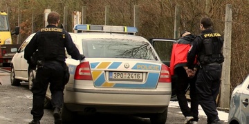 Napadení cyklisty tyčí, ukradená lžíce bagru a další