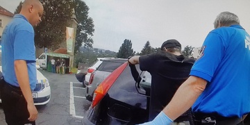 Ukrajinka vyhrožovala podřezáním policistce, která u sebe měla dítě