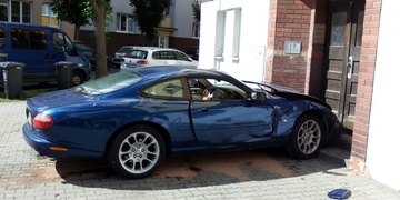 Sportovní vůz skončil po střetu ve vchodu domu