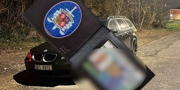 Řidička odmítla test na přítomnost drog a v autě jí pak našli padělaný průkaz kriminálky