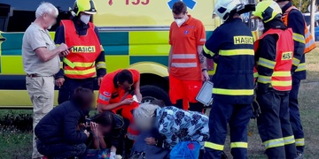 Střet osobního vozu s tramvají na Slovanech