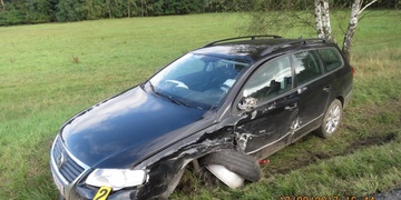 Dva vozy po střetu skončily v příkopu