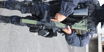 Boj o barikádu, nasazení těžké techniky hasičů, vrtulník v činnosti