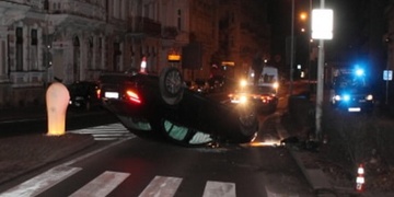 Bourali a převrátili auto přímo před služebnou PČR