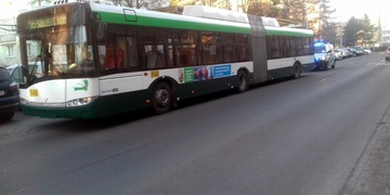 Malé dítě vběhlo přímo před trolejbus