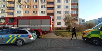 Z balkonu se ozývalo volání o pomoc