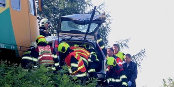 Na přejezdu objel náklaďák a narazil přímo do jedoucího vlaku