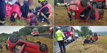 Vozidlo plné lidí vyletělo ze silnice a další nehody