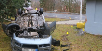 Najel do auta v protisměru, ujel od nehody a v dalším městě pak narazil do autobusové zastávky
