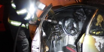 Noční požár na Doubravce - hořel kontejner i auta -  + 