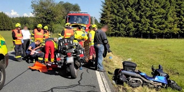 Motorkář utrpěl mnohačetné zlomeniny