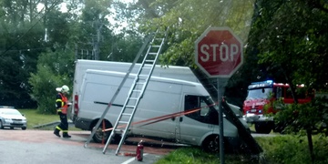 Dodávka při nehodě narazila do sloupu vysokého napětí