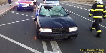 Chodkyně při střetu s autem utrpěla vážná mnohačetná zranění