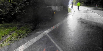 Motocyklista narazil do viaduktu