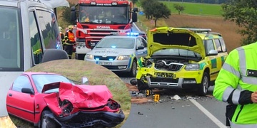 Čelní střet záchranky s dalším vozem objasněn