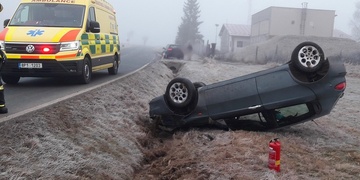 S autem se převrátil na střechu