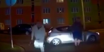 Žena autem srazila ozbrojeného útočníka