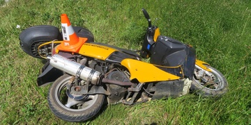 Bez řidičáku, na cizím skútru a s téměř třemi promile