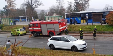 Asi desetiletá dívenka vběhla přímo před auto